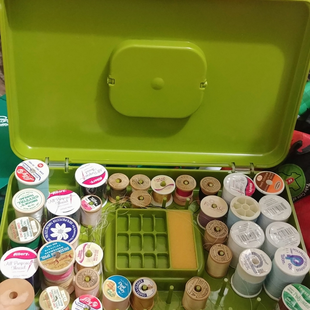 Vintage Olive Green Thread Case/Spools